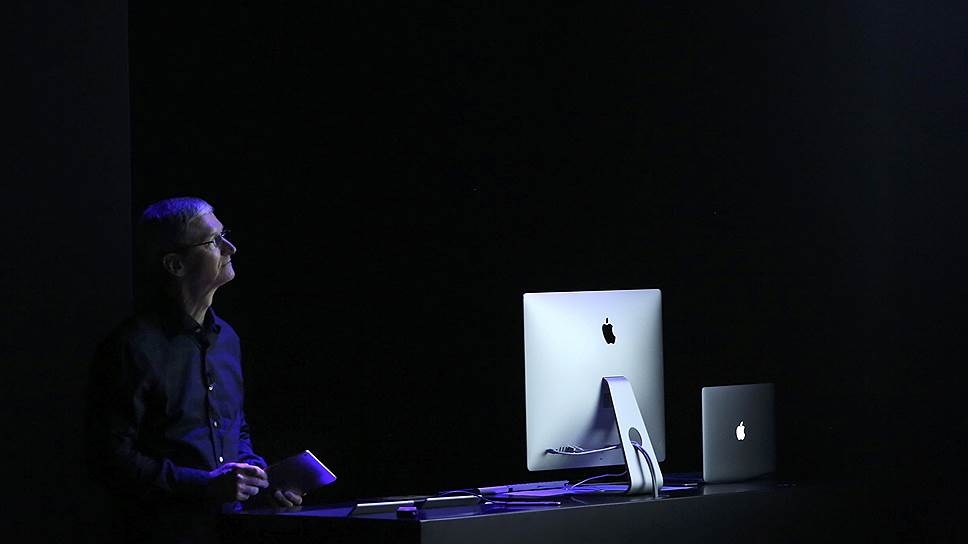 Генеральный директор Apple Тим Кук рассказывает собравшимся гостям о новых разработках компании