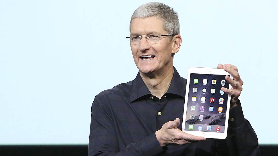 Генеральный директор компании Apple Тим Кук демонстрирует обновленную версию iPad &lt;br>Новые модели будут доступны в трех цветах: серебристом, «сером космическом» и золотом