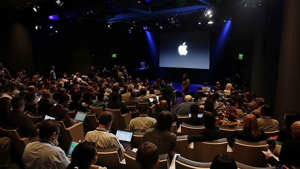 Гости и представители СМИ собрались в штаб-квартире Apple в Купертино в ожидании презентации новых продуктов компании