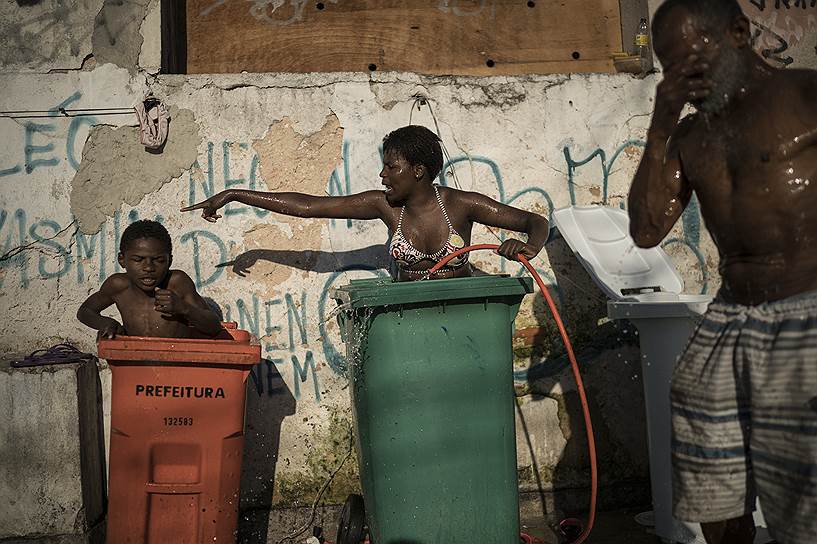 Борьба с бедностью — один из главных лозунгов в сегодняшнем мире, этой проблемой занимаются крупнейшие организации, такие как ООН, Международный валютный фонд, Всемирный банк и другие
&lt;br>На фото: жители трущоб Рио-де-Жанейро