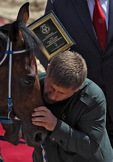 2009 год. Президент Чеченской Республики Рамзан Кадыров и его лошадь Индиан Джэмесон 