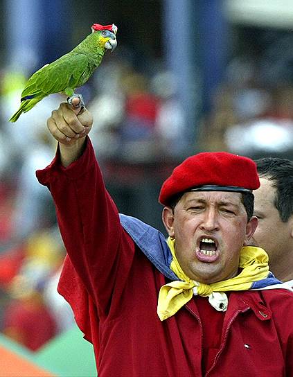 2002 год. Президент Венесуэлы Уго Чавес со своим попугаем