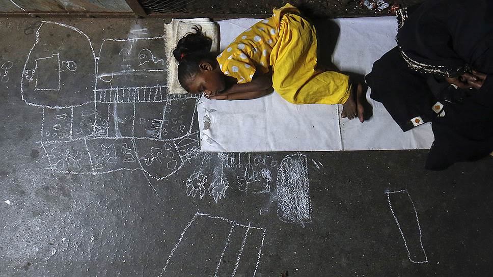 По официальным данным, ниже черты бедности в 2011-2012 годах проживало 22% населения Индии. По последним данным Всемирного банка, несмотря на ежегодный рост экономики на 7%, на $5,5 в день существуют 43,5% индийцев, менее чем на $3,2 — 19,7%, а 4,3% населения вынуждены выживать менее чем на $2 в день
&lt;br>На фото: девочка Нур Джаан спит на железнодорожной станции Мумбай