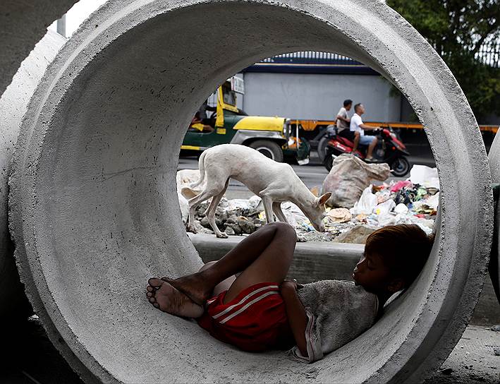В 1930-е годы британский экономист Джон Кейнс говорил, что в деле экономического роста важен совокупный спрос и чем богаче становятся бедные, тем больший спрос на товары и услуги они предъявляют
&lt;br>На фото: мальчик спит в бетонной трубе в Маниле (Филиппины)