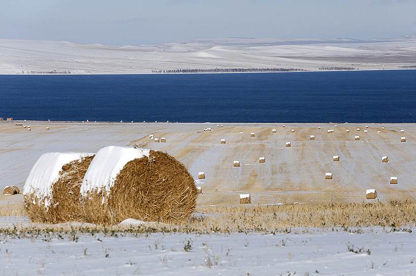 Поле, покрытое снегом, возле озера Беле в Хакассии