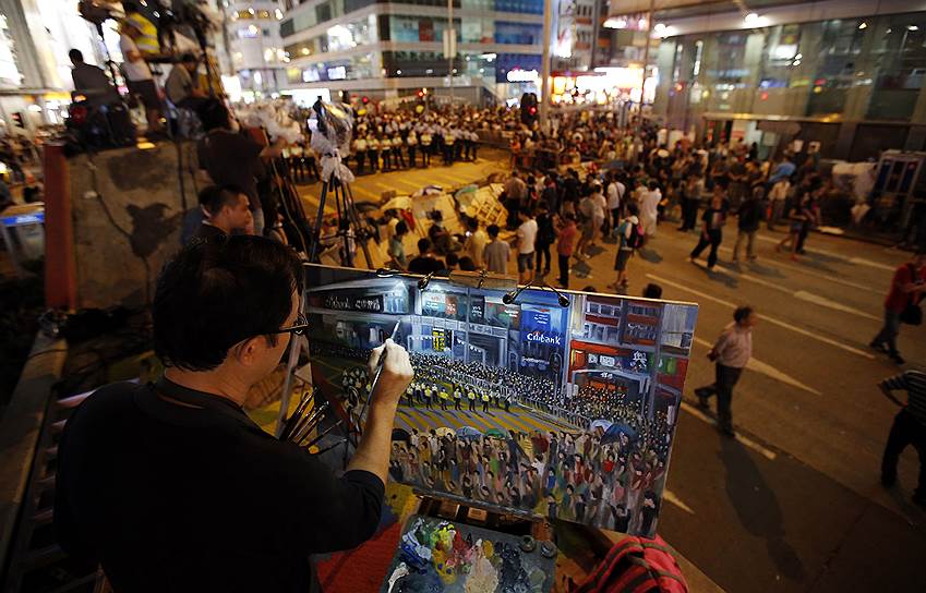Художник, пишущий картину протестов в Гонконге