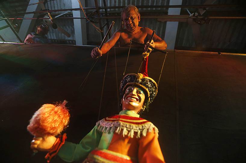 Шриланкийский мастер-кукольник Премлин во время спектакля в Коломбо