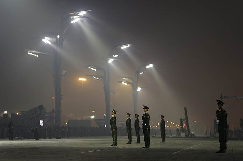 Сотрудники военизированной полиции на посту в Пекине