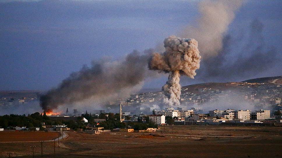 Последствия авиаударов по позициям боевиков «Исламского государства» в сирийском городе Кобани