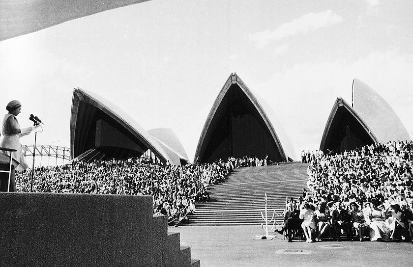1973 год. Королева Великобритании Елизавета II открыла здание Сиднейской оперы, признанное одним из самых красивых зданий в мире. Оно стало символом крупнейшего города Австралии и одной из главных достопримечательностей континента