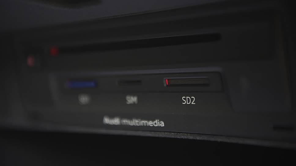 Мультимедийная система позволяет использовать только SD карты, USB-флэшки не поддерживаются