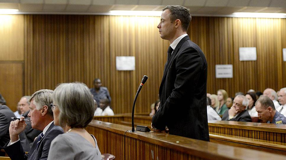 После оглашения приговора южноафриканец покинул зал суда под конвоем полиции
