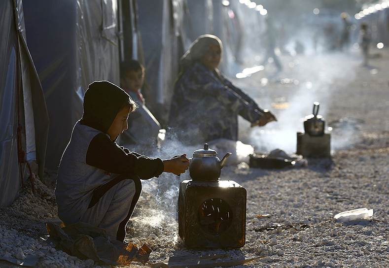 Беженцы из сирийского города Кобани во временном лагере в турецком Суруче