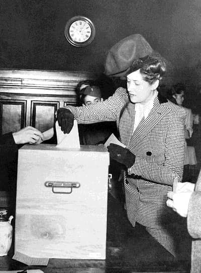 Женщины Франции стали полноправными участниками выборов 21 апреля 1944 года по постановлению Французского временного правительства. Первыми выборами, в которых женщины смогли принять участие наравне с мужчинами, стали муниципальные выборы 29 апреля 1945 года и парламентские выборы 21 октября 1945 года. Коренные мусульманки Французского Алжира получили право голоса только по декрету от 3 июля 1958 года