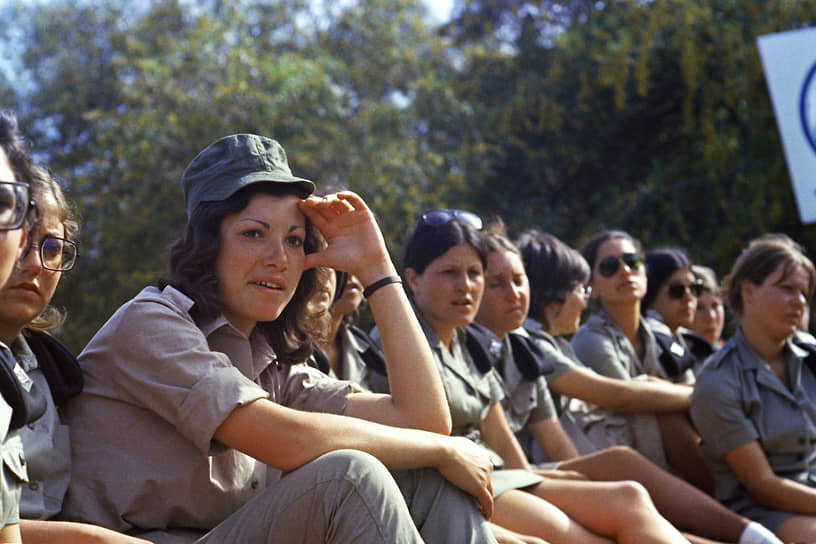 В 1959 году Израиль принял закон об обязательной воинской повинности для мужчин и женщин, достигших 18-летнего возраста. С этого момента израильская армия стала одним из самых ярких символов гендерного равенства в мире. В 2014 году обязательную срочную службу в армии для женщин ввела Норвегия