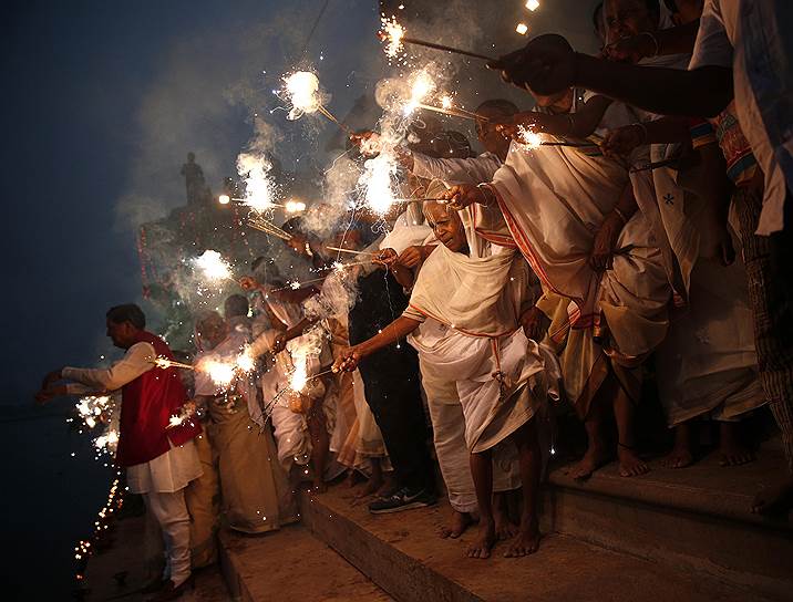 Празднование фестиваля огней Дивали во Вриндаване, Индия