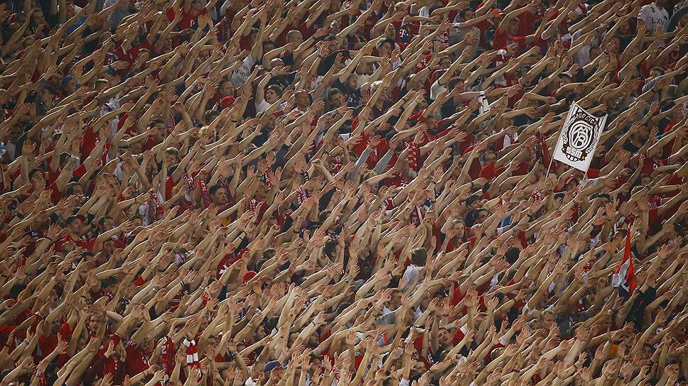 Болельщики футбольного клуба «Бавария» на стадионе в Риме во время матча против клуба «Рома»