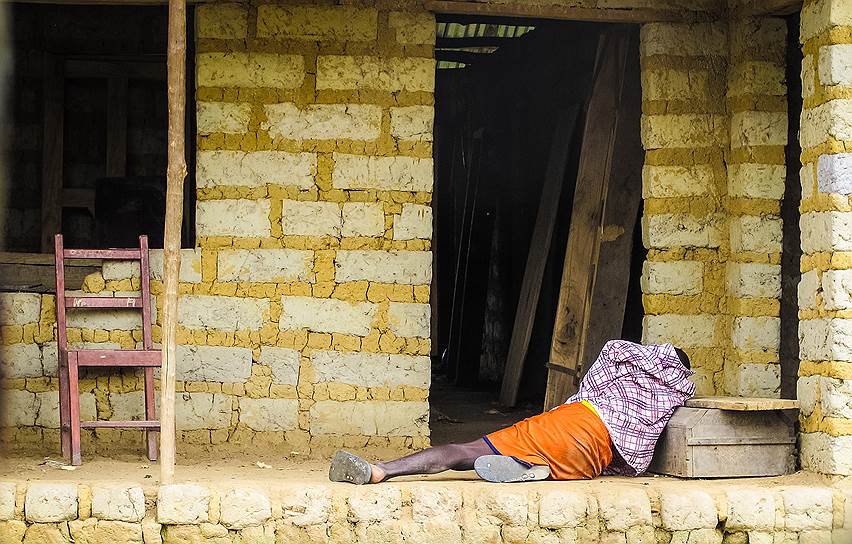 Мужчина, страдающий от лихорадки Эбола возле своего дома на окраине Фритауна в Сьерра-Леоне