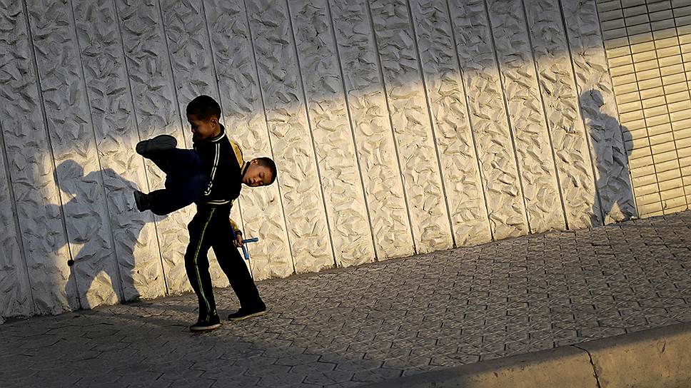Северокорейские мальчики играют на улице в Пхеньяне