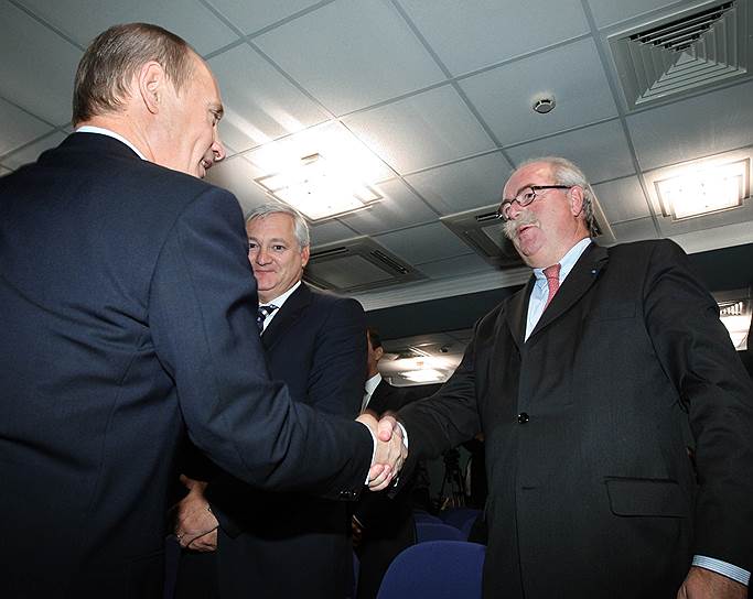 Главный управляющий директор Royal Dutch Shell Петер Возер (в центре), президент и генеральный директор Total Кристоф де Маржери (справа) и президент России Владимир Путин 