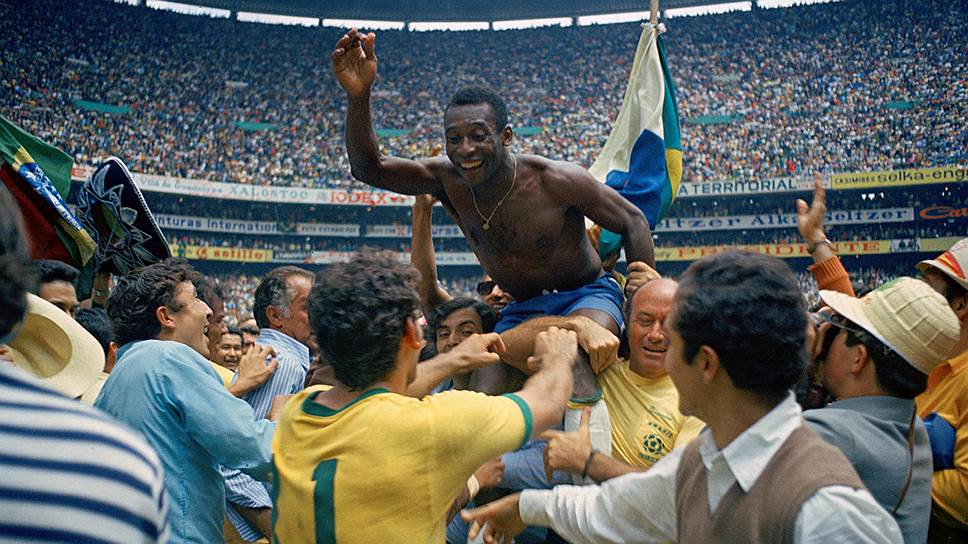 Чемпионат 1970 года (на фото) стал триумфальным для Пеле и бразильской команды. После победы на чемпионате в Мексике Пеле стал единственным в истории игроком, удостоившимся звания чемпиона мира трижды. Из 14 сыгранных им матчей в 12 он забивал голы