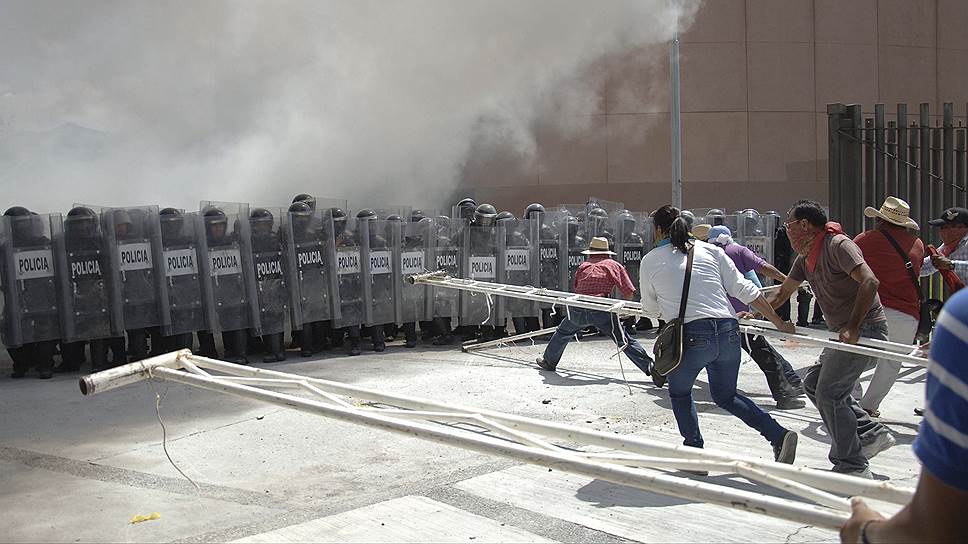 По словам генерального прокурора Мексики — Мурильо Карама, мэр города Хосе Луис Абарка во время демонстраций 26 сентября отдал приказ представителям полиции и вооруженным гражданским лицам открыть огонь по протестующим