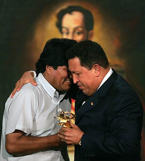 В 2005 году Эво Моралес выиграл президентские выборы, набрав 53,74% голосов. В своей предвыборной программе он обещал подавить коррупцию, провести конституционную реформу и национализировать нефтегазовую промышленность &lt;br> На фото: Эво Моралес и президент Венесуэлы Уго Чавес  