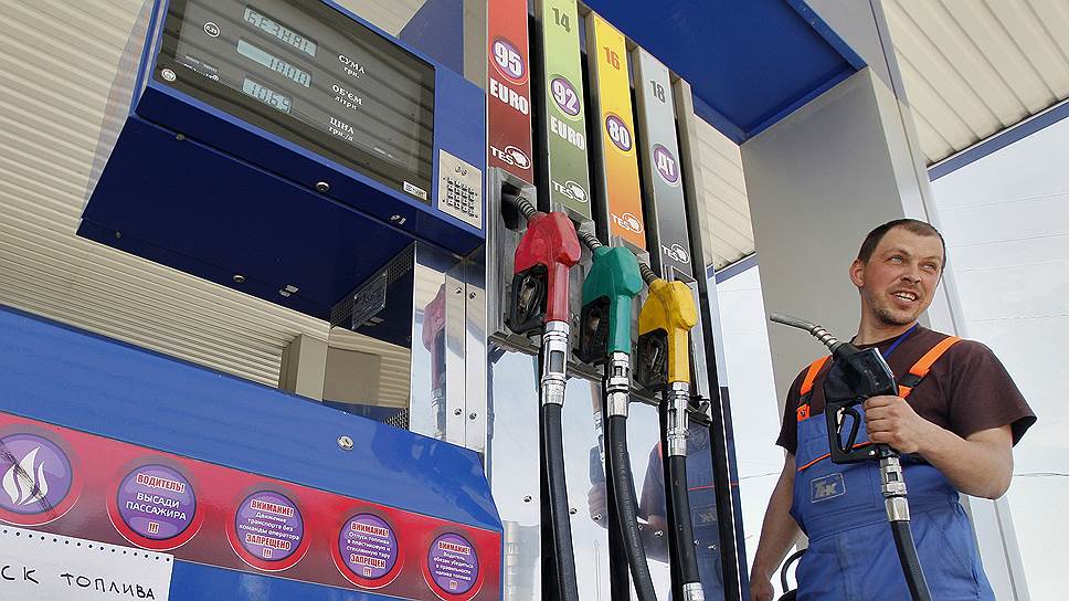 22 октября. В 2015 году россиян ждет повышение цен на бензин. Об этом заявил Аркадий Дворкович на Национальном нефтегазовом форуме. По словам вице-премьера, повышение цен будет связано с налоговым маневром