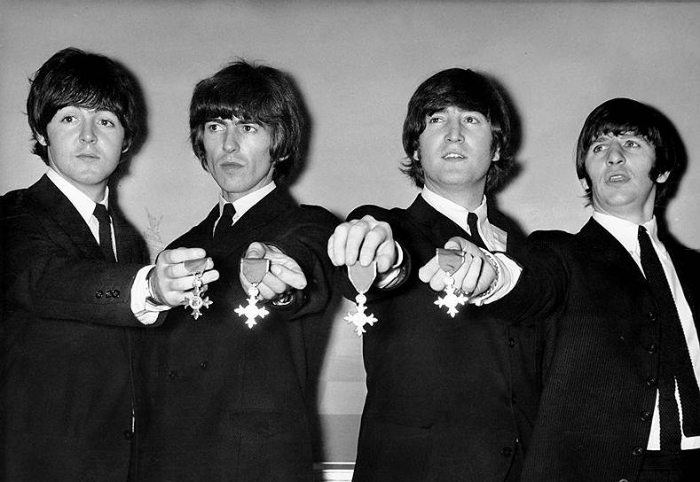 1965 год. В Букингемском дворце участникам группы «The Beatles» вручили ордена Британской империи «за выдающийся вклад в дело процветания Великобритании»