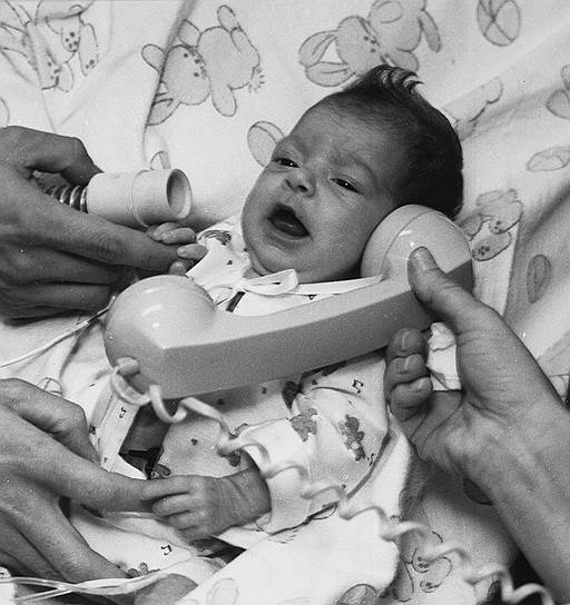 1984 год. Бэби Фэй стала первым ребенком, которой пересадили сердце бабуина. Вскоре девочка умерла от почечной инфекции
