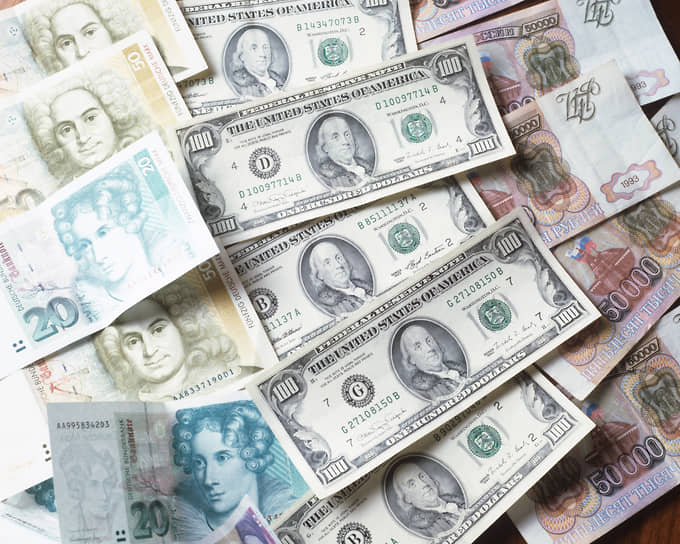 1990 год. Указом президента СССР Михаила Горбачева введен коммерческий курс рубля к иностранным валютам
