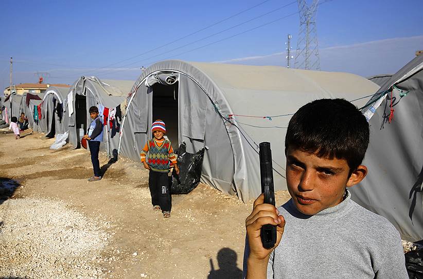 Беженцы в лагере возле приграничного города Суруч, Турция