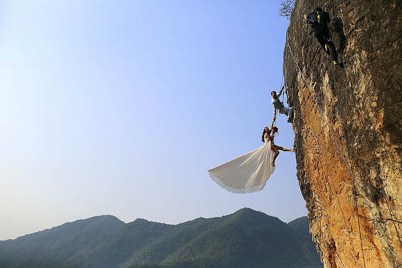 Свадьба альпинистов на скале в Цзиньхуа, провинция Китая Чжэцзян