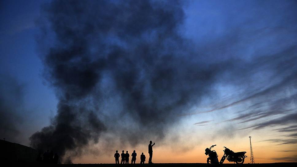 Сирийские беженцы наблюдают за боями между боевиками «Исламского государства» и курдской пешмергой за город Кобани