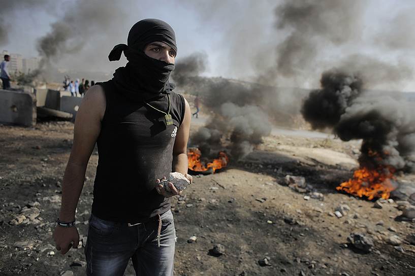 Палестинец во время акции протеста в Сильваде на Западном берегу реки Иордан