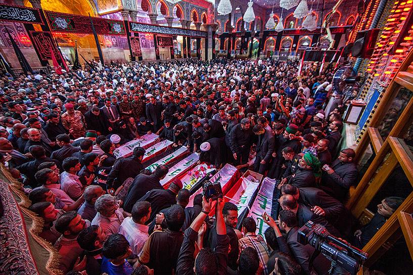 Похороны иракских спецназовцев и членов шиитской милиции, погибших при взрыве террориста-смертника, в мечети имама Хусейна в Кербеле