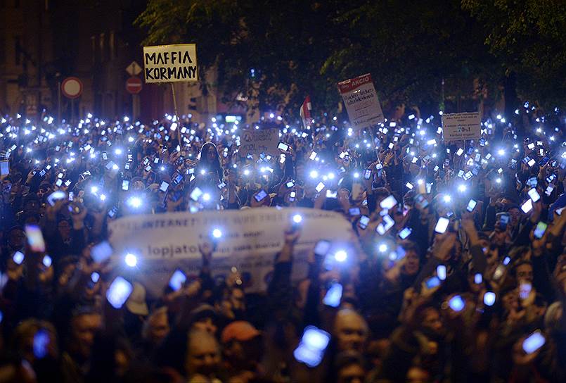 Митинг протеста против налога на интернет возле здания министерства национальной экономики в Будапеште