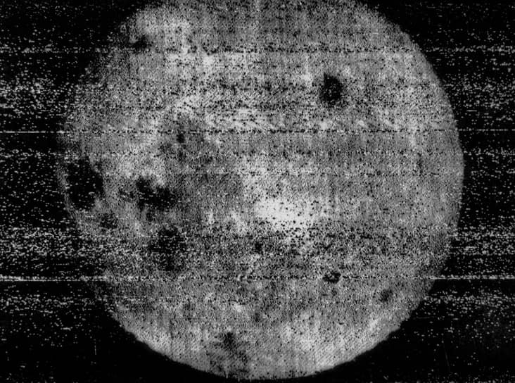 1959 год. В прессе опубликовали первое изображение обратной стороны Луны. Фото получено советской автоматической станцией «Луна-3» и вышло газете «Правда» 