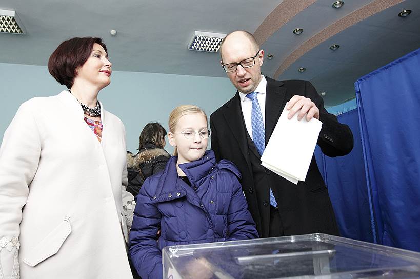 Премьер-министр Украины Арсений Яценюк с женой и дочерью