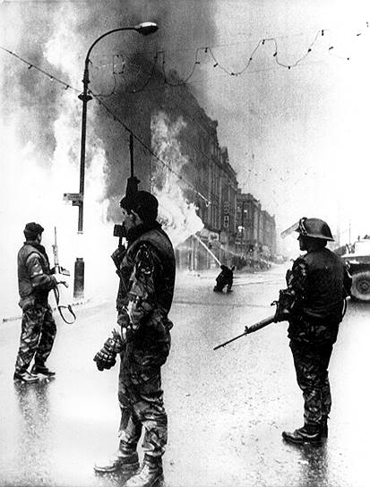 В 1960-е годы Северную Ирландию захлестнула волна насилия и столкновений между членами ИРА и Ольстерскими лоялистами. После массовых столкновений между католиками и протестантами в Дерри и Белфаст в августе 1969 года для их дальнейшего предотвращения были введены британские войска. Начался новый этап конфликта, вошедший в историю как Смута (The Troubles). В этот же период началось строительство так называемых линий мира — ограждений, разделяющих католические (как правило, ирландские националистические) и протестантские (британские юнионистские) районы в Северной Ирландии