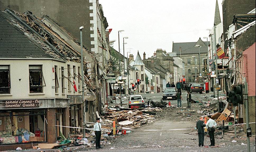 15 августа 1998 года террористы устроили один из самых кровопролитных терактов — взрыв в североирландском городе Ома (на фото) унес жизни 29 человек, включая двух беременных женщин. Ответственность взяла «истинная ИРА»