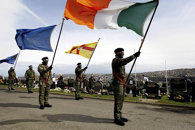 Соглашение 1998 года вызвало новый раскол: часть членов ИРА, несогласные с рядом пунктов договора, в частности, поправками в конституцию Ирландии об отсутствии территориальных претензий на Северную Ирландию, покинули ее. Новая организация стала именоваться «истинная ИРА»&lt;br> 
На фото: члены ИРА на демонстрации в годовщину Пасхального восстания, 2010 год  