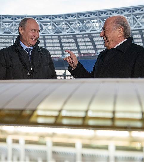 Президент России Владимир Путин (слева) и президент Международной федерации футбола (FIFA) Йозеф Блаттер 