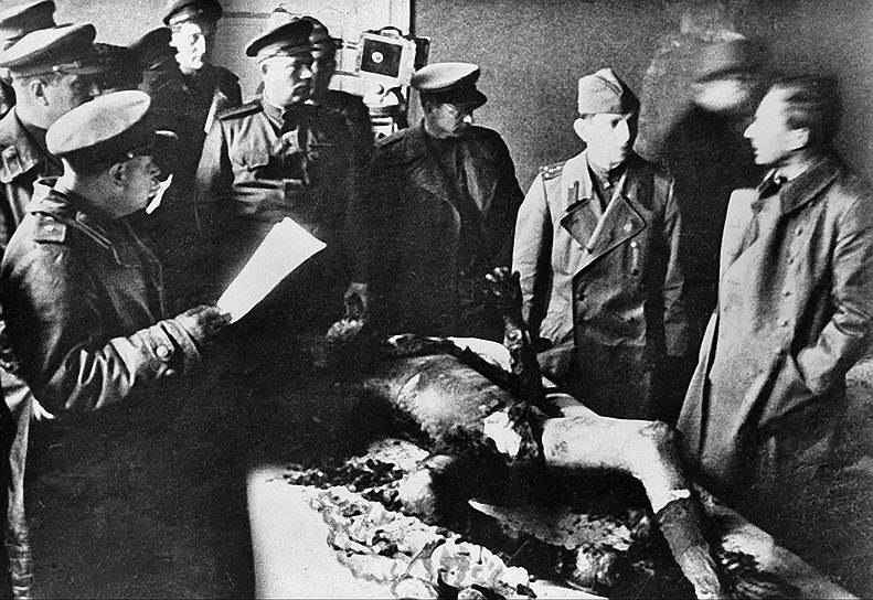 «Акта о капитуляции за моей подписью не будет!»
&lt;br>22 апреля 1945 года Йозеф Геббельс вместе с семьей переехал в бункер под рейхсканцелярией («бункер фюрера»). 30 апреля после самоубийства Гитлера — в соответствии с политическим завещанием фюрера — министр пропаганды стал его преемником на посту рейхсканцлера, однако отказался подписывать акт о безоговорочной капитуляции нацистской Германии. 1 мая 1945 года Йозеф Геббельс со своей супругой Магдой покончили жизнь самоубийством, предварительно отравив цианистым калием своих шестерых детей. Советские военные нашли их полуобгоревшие трупы на следующий день, 2 мая
&lt;br>На фото: допрос доктора Фосса у трупа Геббельса, 1945 год