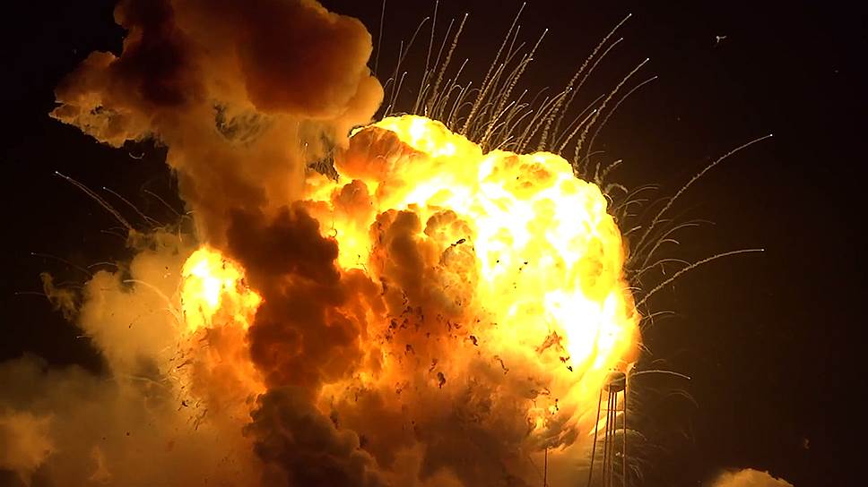 Взрыв американского космического корабля Antares сразу после старта с космодрома Уоллопс в штате Виргиния