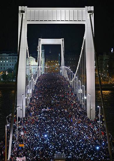 Десятки тысяч венгров, протестующих против налога на интернет, маршируют по мосту Елизаветы в Будапеште