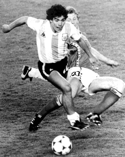 Триумфом Марадоны в составе «Луковичек» стал матч против команды «Ривер Плейт», где он забил пять голов. Клуб Марадоны стал чемпионом Аргентины среди молодежных команд. В 1976 году Марадону взяли в основной состав клуба «Архентинос Хуниорс», а в 1977 году он дебютировал за молодежный состав сборной страны в матче против Венгрии. На чемпионат мира он попал в 1982 году. Аргентина тогда не вышла в плей-офф, однако Марадона хорошо проявил себя (на фото в матче с Бельгией)