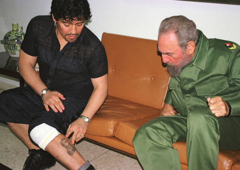 Марадона — известный любитель татуировок. Так, на его правом плече изображен портрет Че Гевары, а на ноге — портрет бывшего кубинского президента Фиделя Кастро (на фото)