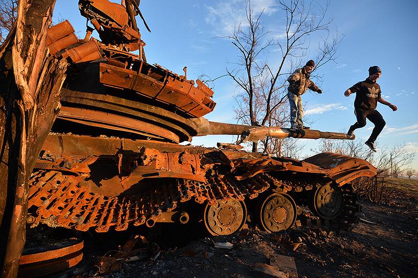 Уничтоженная военная техника на окраине поселка Новосветловка в Луганской области