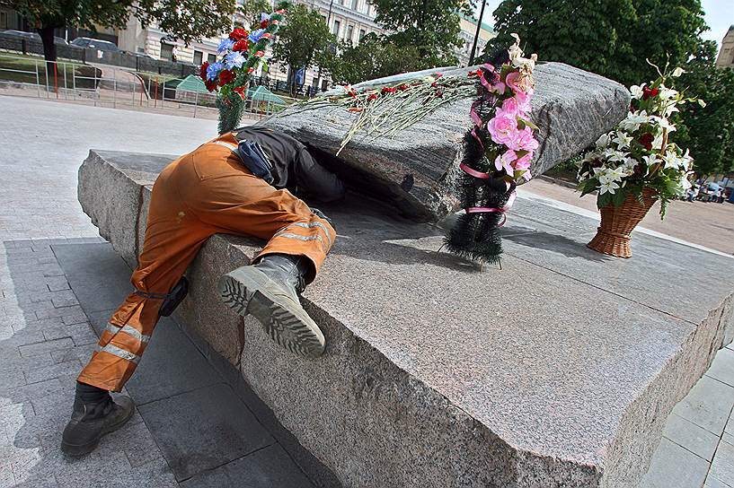 1990 год. На Лубянской площади в Москве установлен Соловецкий камень в память о жертвах политических репрессий
